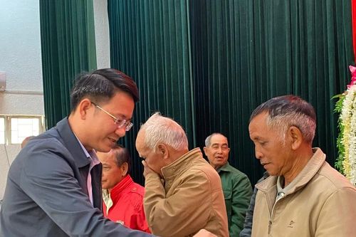 Trao quà Tết cho 80 người có uy tín trong vùng dân tộc thiểu số