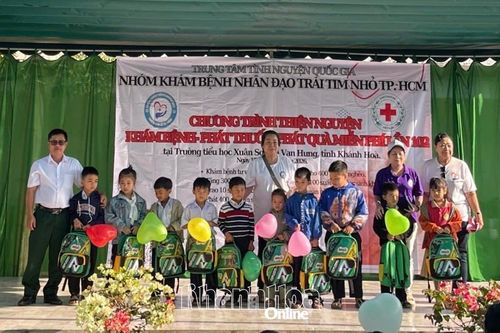 Khám bệnh, phát thuốc miễn phí, tặng quà cho 400 người dân xã Vạn Hưng