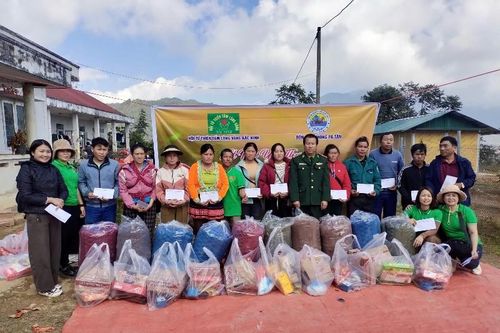 Tặng quà cho người dân và học sinh bản Lồng Thàng