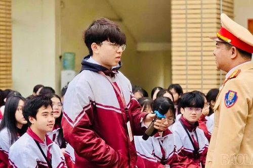 Hơn 1.500 học sinh Trường THPT Nguyễn Huệ được tuyên truyền kỹ năng lái xe an toàn