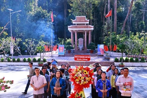 Chi bộ các cơ quan Đảng xã Hàm Thạnh về nguồn thăm khu di tích căn cứ Tỉnh ủy Bình Thuận - Sa Lôn