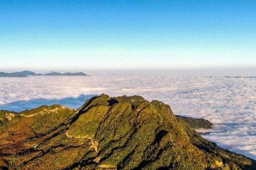 Chiêu Lầu Thi: Chinh phục đỉnh 'chín tầng thang' giữa biển mây Hoàng Su Phì