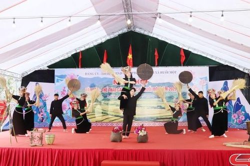Công diễn văn nghệ và trình diễn trang phục dân tộc xã Huổi Một