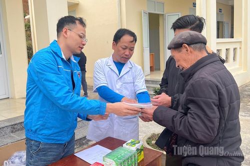 Trên 300 người được tư vấn, khám, cấp phát thuốc miễn phí tại xã Nấm Dẩn
