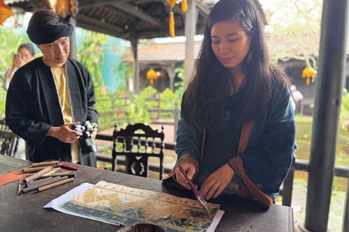 Đánh thức vẻ đẹp từ giấy dó và sáp ong
