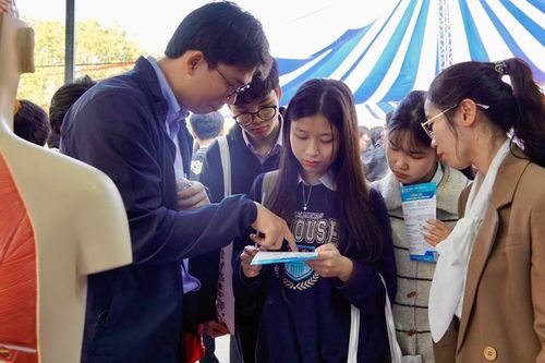 Tư vấn hướng nghiệp của Trường Đại học Y - Dược thu hút sự quan tâm của học sinh