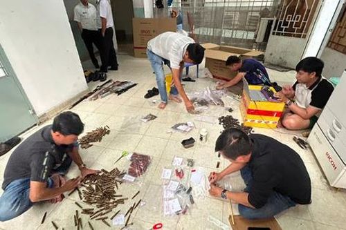 TP.HCM: Triệt phá đường dây mua bán vũ khí quân dụng quy mô lớn, khởi tố 13 bị can
