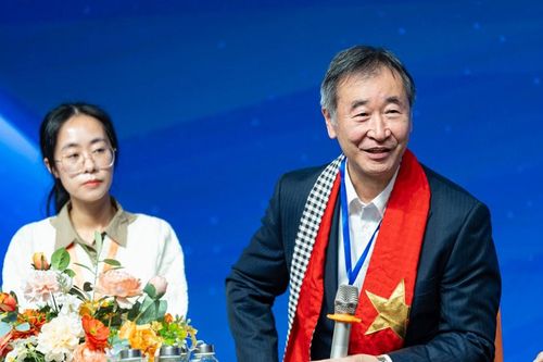 Hơn 200 học sinh Hà Nội giao lưu với GS. Takaaki Kajita, Chủ nhân Giải Nobel Vật lý 2015 về sóng hấp dẫn