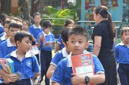 TP. Hồ Chí Minh: Yêu cầu không đặt nặng chuẩn quốc gia mà ưu tiên có chỗ học cho học sinh