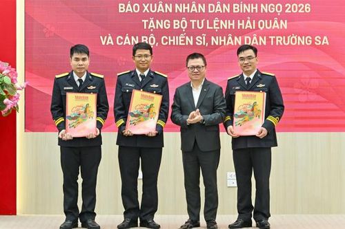 Trao tặng 5.000 tờ báo Xuân Nhân Dân cho CBCS Hải quân và nhân dân Trường Sa