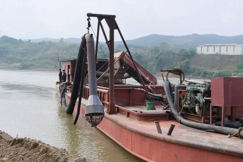 Khởi tố 3 đối tượng khai thác cát trái phép trên sông Hồng