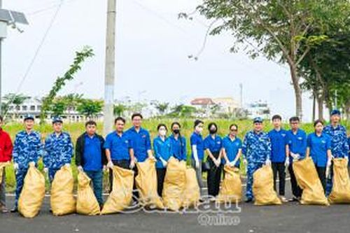 Tổng vệ sinh môi trường chào mừng kỷ niệm 96 năm Ngày thành lập Đảng