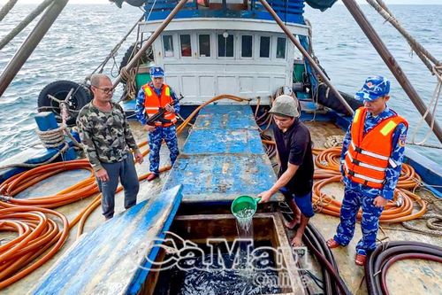 Bắt giữ tàu cá vận chuyển trái phép dầu trên biển