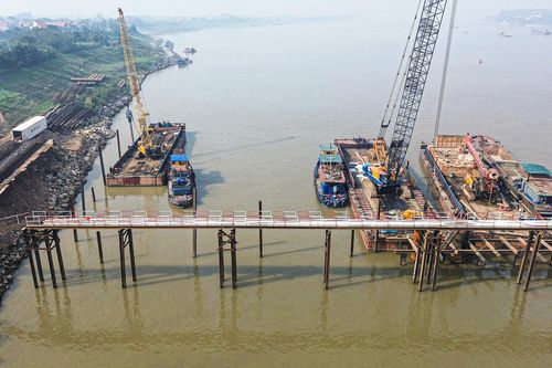 Cận cảnh công trường thi công cầu hơn 3.400 tỷ đồng nối Hà Nội - Phú Thọ
