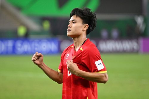 Người hùng U23 Việt Nam kiềm chế đúng lúc, chặn ngay sai lầm tai hại