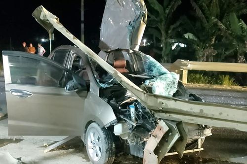 Ô tô vỡ nát sau cú tông lan can đường, tài xế lành lặn bước ra khỏi xe