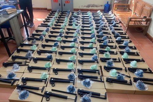 319 súng quân dụng được nguy trang dưới vỏ bọc linh kiện 'thông tắc bồn cầu'