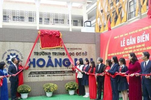 Gắn biển công trình Trường THCS Hoàng Mai chào mừng Đại hội XIV của Đảng