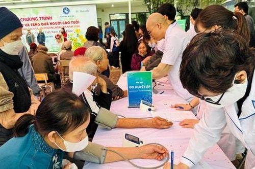 Phường Đống Đa khám sức khỏe và tặng quà người cao tuổi có công