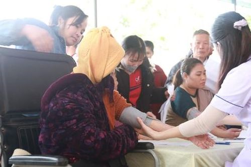 Y, bác sĩ Nghệ An khám bệnh, phát thuốc miễn phí cho bà con vùng khó khăn trước Tết