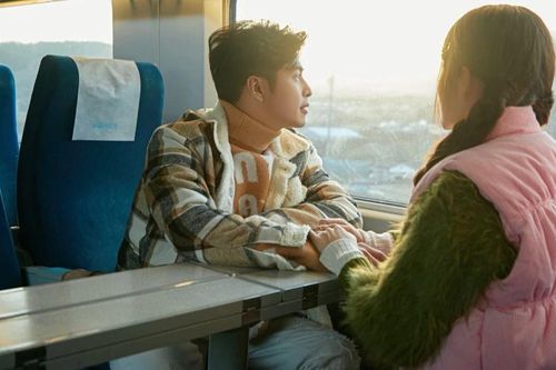 Tan chảy với bộ ảnh trên toa tàu đậm chất 'ngôn tình' của Puka - Gin Tuấn Kiệt
