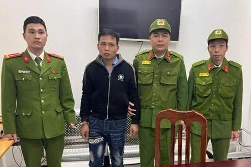 Lộ bí mật giấu trong bao thuốc lá của gã đàn ông