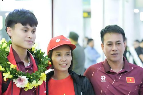 Bố cầu thủ Minh Phúc: Từng cấm con đá bóng vì sợ khổ