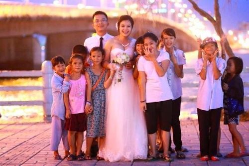 Cặp vợ chồng tìm lại 10 đứa trẻ xa lạ trong bức ảnh cưới 12 năm trước
