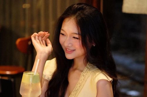 Vợ mẫu ảnh, bạn gái TikToker của cầu thủ U23 Việt Nam