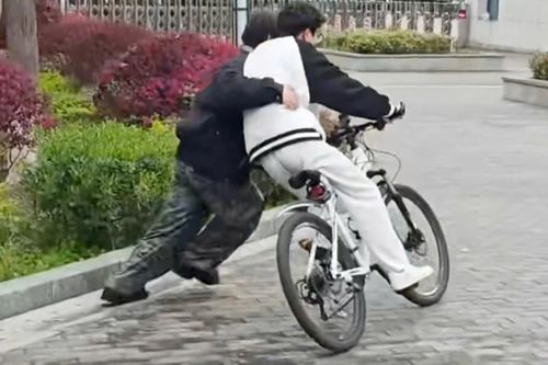 Thạc sĩ kiếm bộn tiền nhờ dịch vụ dạy người lớn đi xe đạp