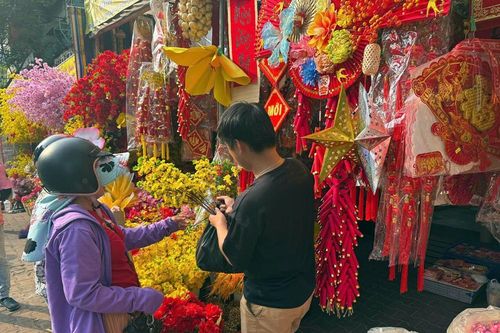 Không khí chuẩn bị Tết rộn ràng trên những cung đường TP.HCM