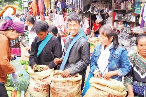 Rộn ràng Mường Hum