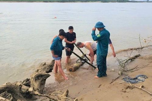 Nghệ An: Phát hiện bom khi đánh cá trên sông