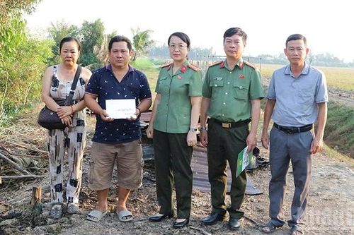 Đồng Tháp: Trao tiền hỗ trợ Tổ phó Tổ bảo vệ an ninh, trật tự bị cháy nhà