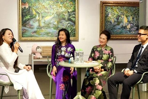 Họa sĩ Lê Trang: 'Tôi vẽ tà áo dài từ tâm hồn nhân vật'
