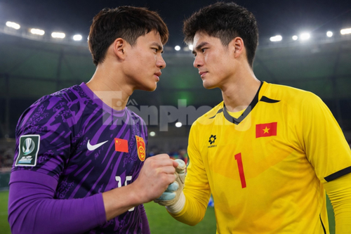 Màn 'so găng' thú vị giữa thủ môn Trung Kiên và Li Hao