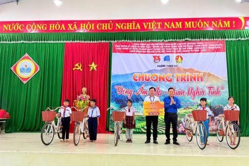 Sôi nổi Chương trình tình nguyện 'Đông ấm áp-Xuân nghĩa tình' trên vùng cao Nam Giang