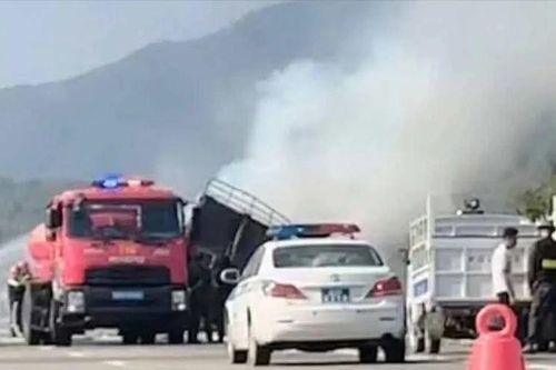 Cháy xe tải trên cao tốc Cam Lâm – Vĩnh Hảo, giao thông ùn ứ cục bộ