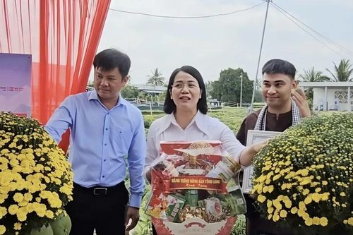 Lãnh đạo xã livestream bán cúc mâm xôi giúp nông dân