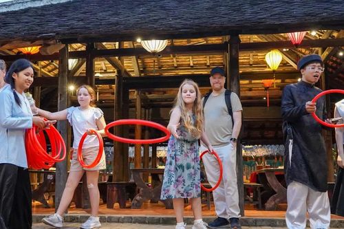 Khách Tây thích thú trải nghiệm tết xưa ở Khánh Hòa