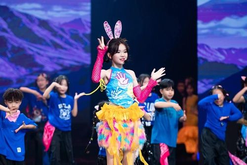 Ca sĩ nhí Nguyễn Ngọc Kim Cương được vinh danh ở Vietnam Iconic Awards 2026