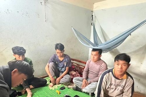 Bắt quả tang nhóm người đánh bạc trong phòng trọ ở Phú Thọ