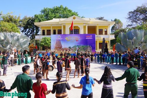 Giữ vững biên cương qua mô hình 'Kết nghĩa cụm dân cư hai bên biên giới'