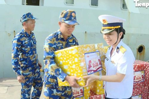 Hải đoàn 129 Hải quân mang quà Tết và bổ sung hàng hóa cho các làng chài ở Trường Sa
