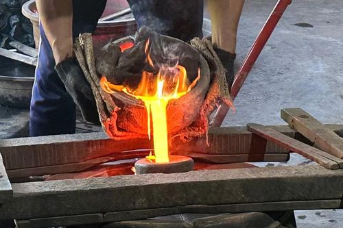 Tận thấy quy trình đúc chiêng đồng ở làng Phước Kiều