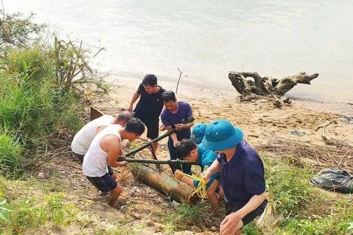 Nghệ An: Nước sông Lam cạn, lộ quả bom còn nguyên kíp nổ