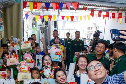 Tuổi trẻ TPHCM mang nghĩa tình đến biên giới, hải đảo Khánh Hòa
