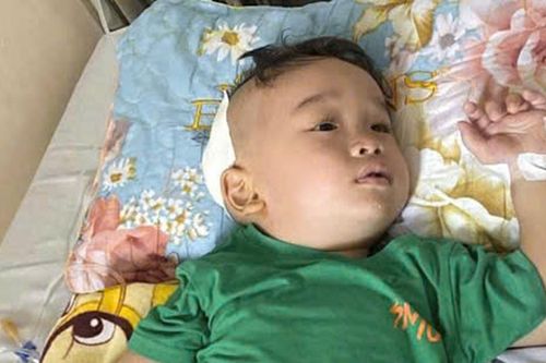 Bé trai 5 tuổi mắc ung thư não đứng trước nguy cơ dở dang điều trị vì cạn tiền