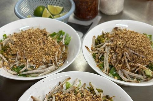 Khách Tây thử 2 món phở lạ miệng ở Lào Cai, khen ngon, 'khó tìm thấy ở nơi khác'