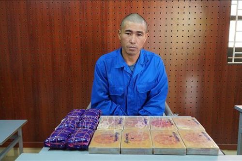Bắt giữ đối tượng vận chuyển trái phép 8 bánh heroin và 12.000 viên hồng phiến